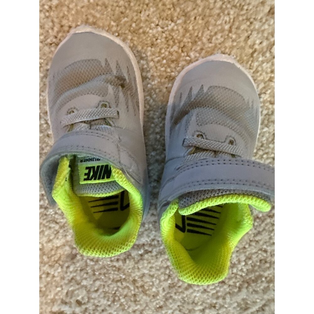Nike Kids Flex Runner Shoes Size 5C Gray/Volt Stars Pattern